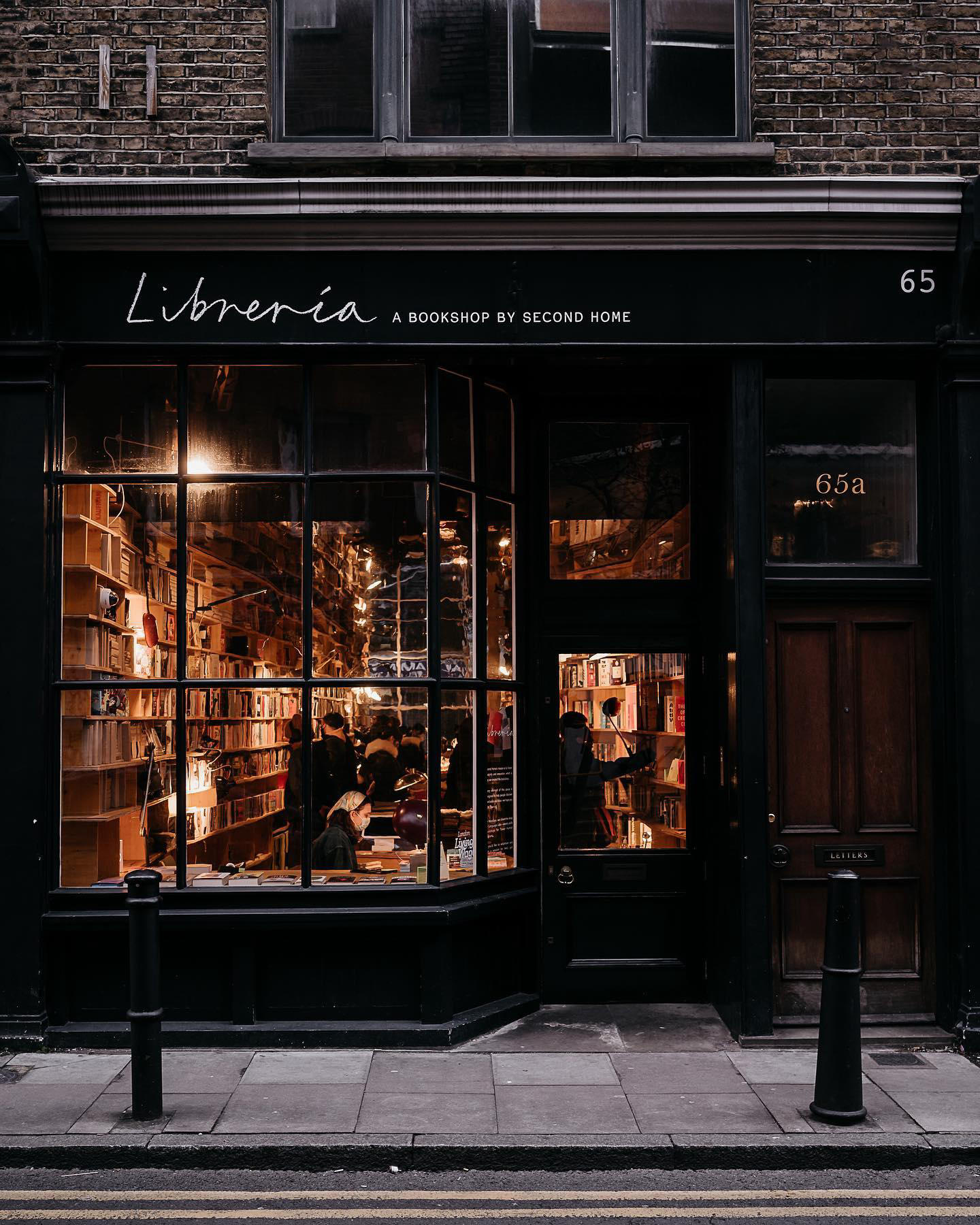 Jacintha Verdegaal - Impossible to find a London bookshop like this one and not go in