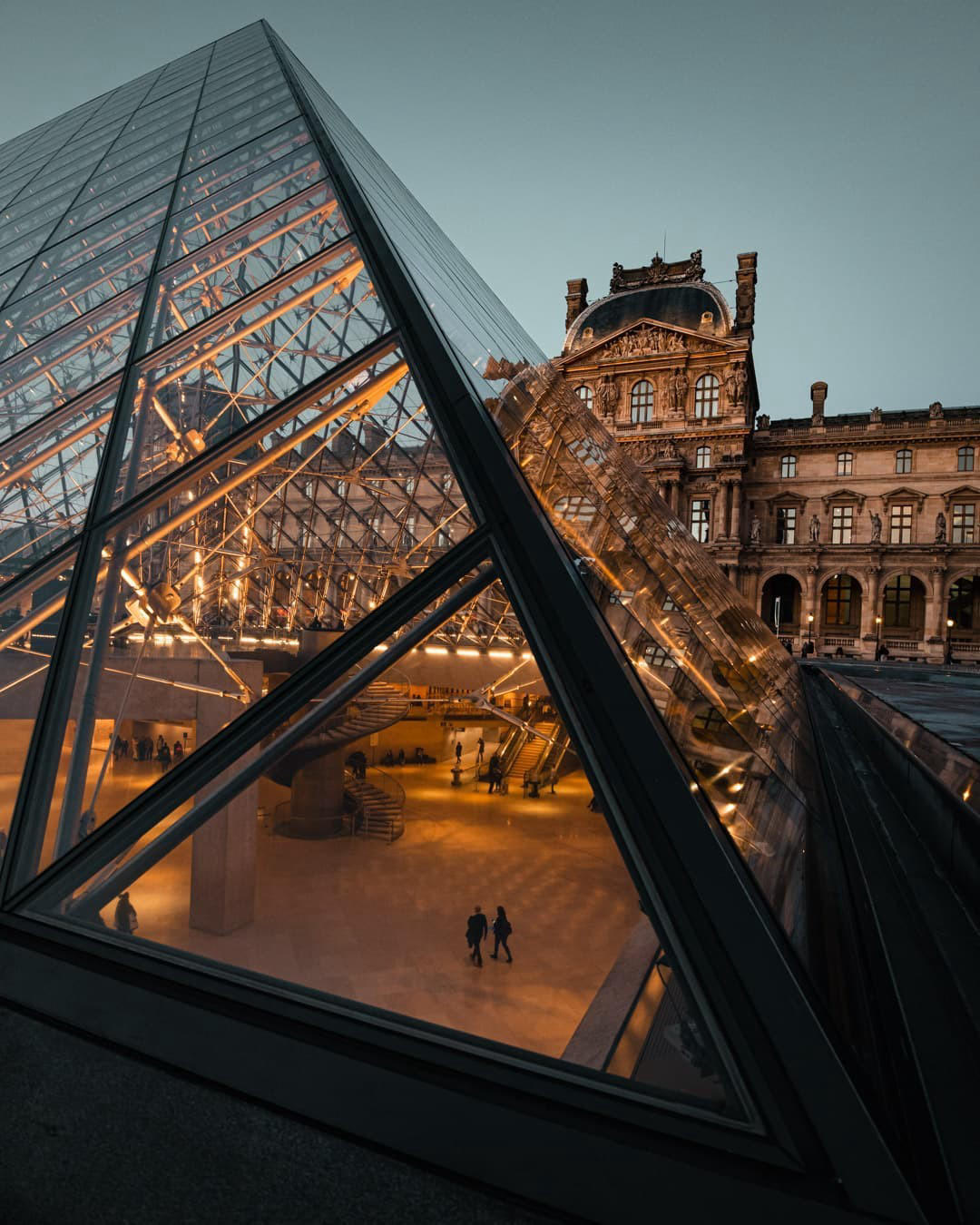 The #museelouvre welcomes visitors for a free night opening every 1st Friday of the month, from 6pm